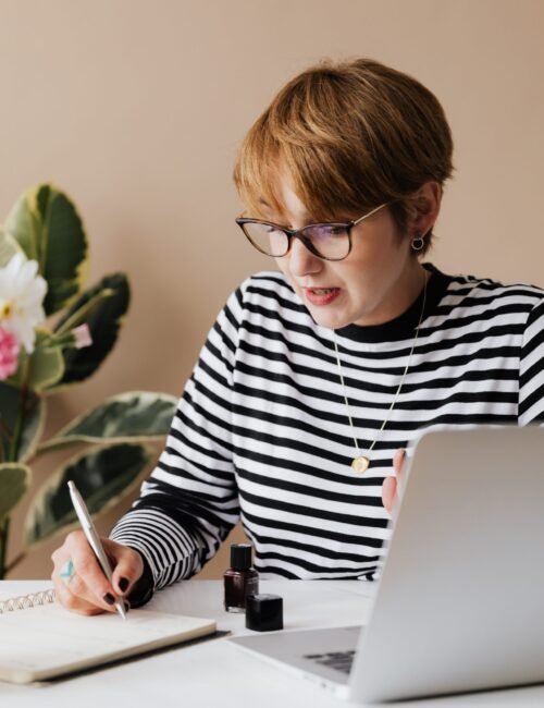 focused-woman-writing-notes-in-notebook-4467857 Praca Holandia i Praca Belgia Formalności | PrismaWorx
